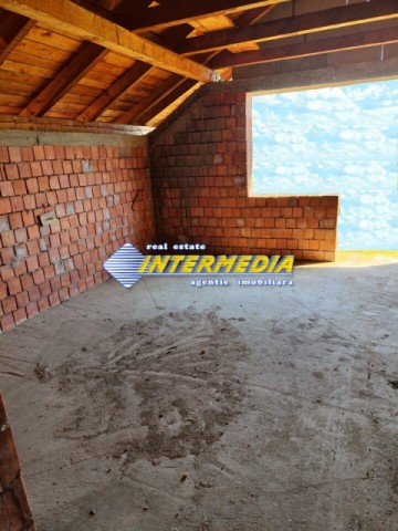 ocazie-casa-in-rosu-de-vanzare-p-m-garaj-cu-675-mp-teren-si-utilitati-in-fata-alba-iulia-1