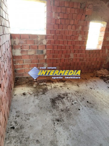 ocazie-casa-in-rosu-de-vanzare-p-m-garaj-cu-675-mp-teren-si-utilitati-in-fata-alba-iulia-2
