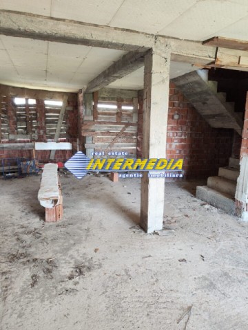 ocazie-casa-in-rosu-de-vanzare-p-m-garaj-cu-675-mp-teren-si-utilitati-in-fata-alba-iulia-4