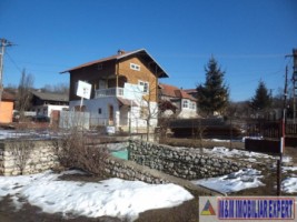 vila-4-camere-teren-869-mp-de-vanzare-in-malul-cu-flori-dambovita-ideala-pentru-familie-5