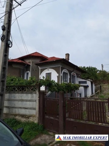 casa-cu-3-camere-si-teren-de-2500-mp-de-vanzare-in-berevoiesti-ideala-pentru-locuinta-de-familie