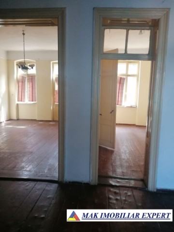vila-stil-cu-7-camere-si-teren-de-337-mp-de-vanzare-in-centru-campulung-muscel-arges-ideala-pentru-locuinta-de-familie-sau-investitie-14