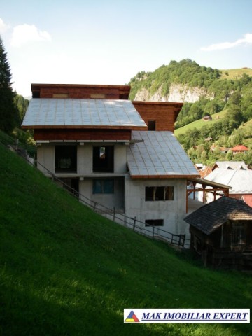 vila-tip-pensiune-la-rosu-cu-10-camere-si-teren-de-1055-mp-in-dambovicioara-oportunitate-de-investitie-turistica-13
