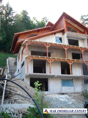 vila-tip-pensiune-la-rosu-cu-10-camere-si-teren-de-1055-mp-in-dambovicioara-oportunitate-de-investitie-turistica-11