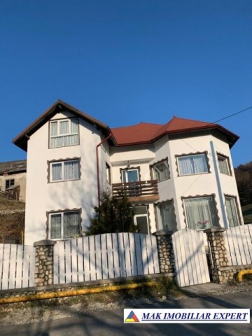 vila-cu-9-camere-si-teren-de-400-mp-de-vanzare-rucar-arges