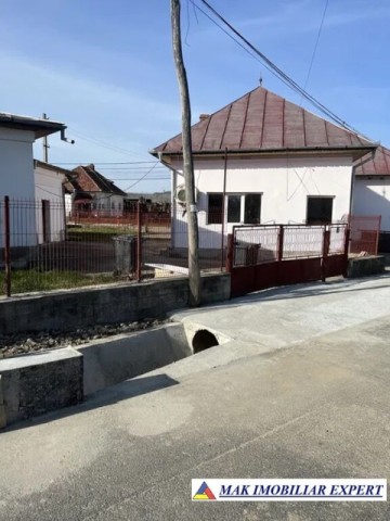 casa-spatiu-3-camere-stradal-de-vanzare-in-domnesti-arges-ideala-pentru-afacere-sau-locuinta