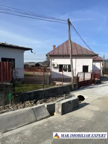casa-spatiu-3-camere-stradal-de-vanzare-in-domnesti-arges-ideala-pentru-afacere-sau-locuinta-1