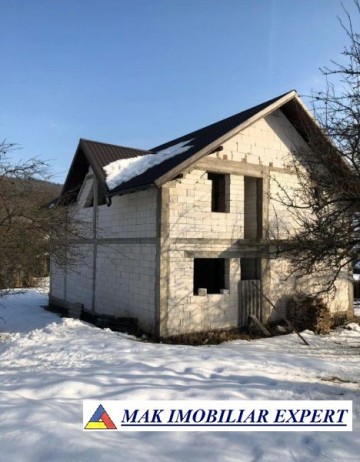 vila-la-rosu-cu-4-camere-si-teren-de-2500-mp-de-vanzare-in-arefu-oportunitate-de-investitie-1