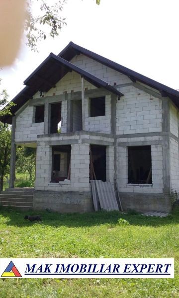 vila-la-rosu-cu-4-camere-si-teren-de-2500-mp-de-vanzare-in-arefu-oportunitate-de-investitie-2