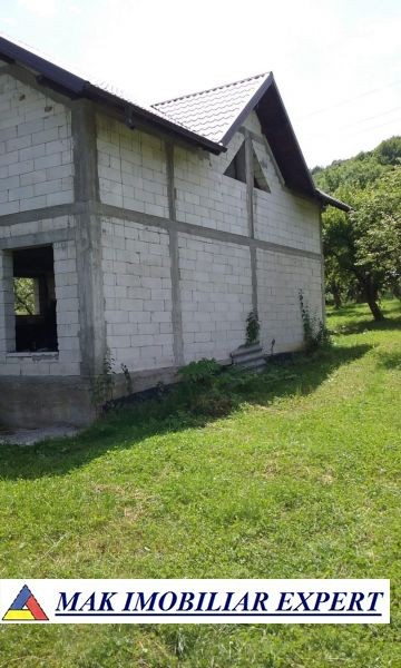 vila-la-rosu-cu-4-camere-si-teren-de-2500-mp-de-vanzare-in-arefu-oportunitate-de-investitie-3
