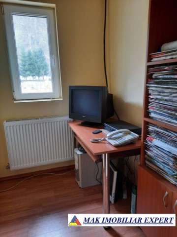 vila-cu-5-camere-si-teren-de-854-mp-de-vanzare-in-berevoiesti-ideala-pentru-locuinta-spatioasa-9