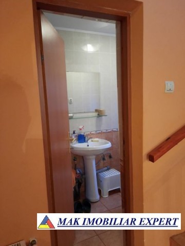 vila-cu-5-camere-si-teren-de-854-mp-de-vanzare-in-berevoiesti-ideala-pentru-locuinta-spatioasa-12