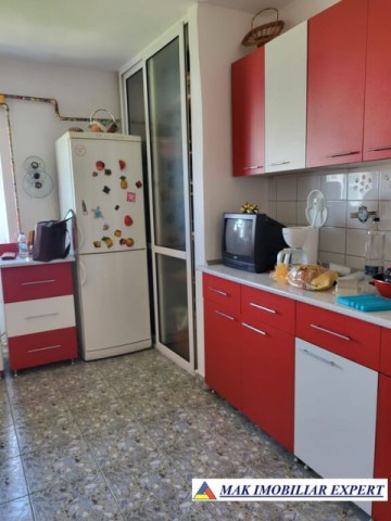 apartament-4-camere-confort-1-etaj-24-in-campulung-muscel-spatiu-generos-si-confortabil-pentru-viata-de-familie-8