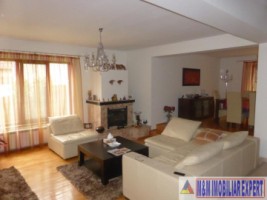 vila-cu-8-camere-si-teren-de-511-mp-de-vanzare-in-centru-campulung-muscel-arges-2