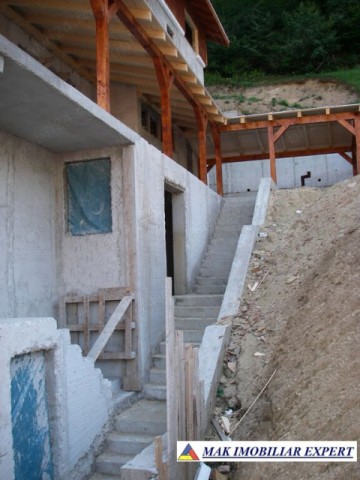 vila-tip-pensiune-la-rosu-cu-10-camere-si-teren-de-1055-mp-in-dambovicioara-oportunitate-de-investitie-turistica-37