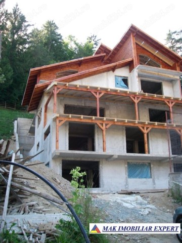 vila-tip-pensiune-la-rosu-cu-10-camere-si-teren-de-1055-mp-in-dambovicioara-oportunitate-de-investitie-turistica-3