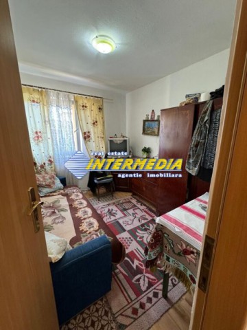 vanzare-apartament-3-camere-cu-balcon-centrala-si-termopane-cetate-zona-bulevard-2