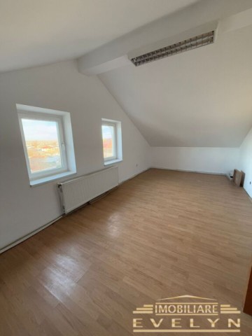 apartament-2-camere-la-mansarda-zona-piata-mare-ion-pilat-pret-40000-euro-1