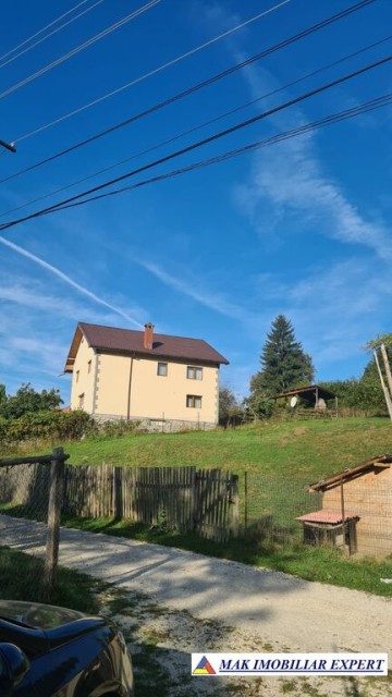 vila-spatioasa-cu-4-camere-de-vanzare-si-teren-de-5000-mp-in-stoenesti-arges-3