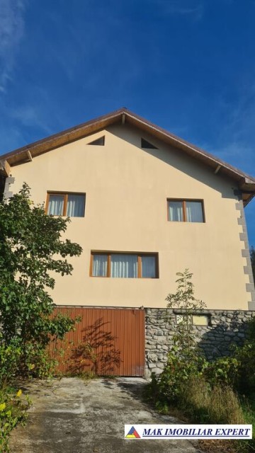 vila-spatioasa-cu-4-camere-de-vanzare-si-teren-de-5000-mp-in-stoenesti-arges-4
