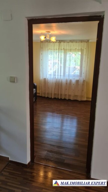 vila-spatioasa-cu-4-camere-de-vanzare-si-teren-de-5000-mp-in-stoenesti-arges-5