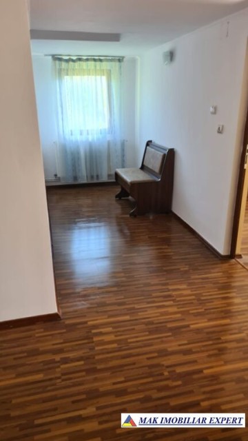 vila-spatioasa-cu-4-camere-de-vanzare-si-teren-de-5000-mp-in-stoenesti-arges-18