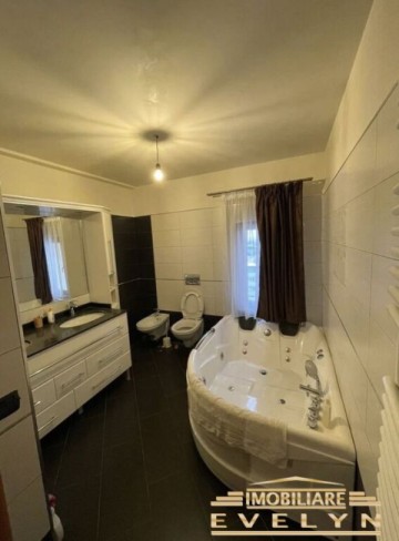 apartament-4-camere-la-mansarda-zona-mall-4