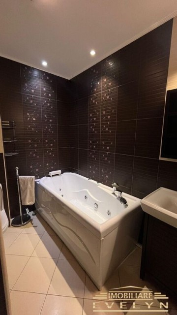 de-vanzare-apartament-5-camere-133-mp-utili-zona-mall-14