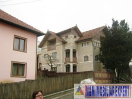vila-cu-6-camere-si-teren-de-1500-mp-de-vanzare-in-boteni-ideala-pentru-locuinta-de-familie-9