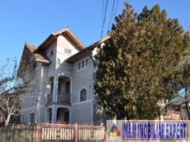 vila-cu-6-camere-si-teren-de-1500-mp-de-vanzare-in-boteni-ideala-pentru-locuinta-de-familie-1