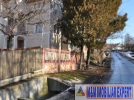 vila-cu-6-camere-si-teren-de-1500-mp-de-vanzare-in-boteni-ideala-pentru-locuinta-de-familie-2
