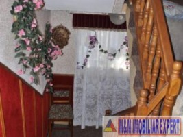 vila-cu-6-camere-si-teren-de-1500-mp-de-vanzare-in-boteni-ideala-pentru-locuinta-de-familie-4