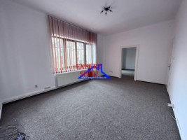 inchiriez-apartament-3-camere-decomandatrenovat-zona-centrala-3