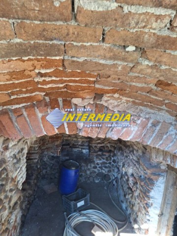 casa-veche-cu-anexe-cu-1313-mp-teren-in-lancram-centru-la-asfalt-toate-utilitatiile-2