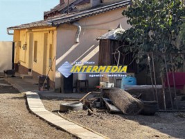casa-veche-cu-anexe-cu-1313-mp-teren-in-lancram-centru-la-asfalt-toate-utilitatiile-4