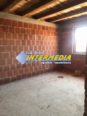 de-vanzare-casa-pem-cu-800-mp-teren-utilitati-semifinisata-paclisa-1