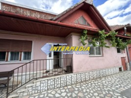 casa-de-vanzare-in-centru-3-camere-2-bai-pivnita-terasa-si-toate-utilitatiile-8