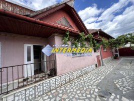 casa-de-vanzare-in-centru-3-camere-2-bai-pivnita-terasa-si-toate-utilitatiile-7