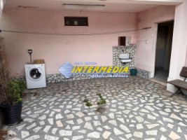casa-de-vanzare-in-centru-3-camere-2-bai-pivnita-terasa-si-toate-utilitatiile-6