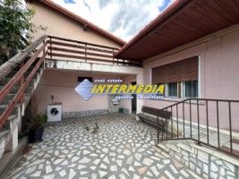 casa-de-vanzare-in-centru-3-camere-2-bai-pivnita-terasa-si-toate-utilitatiile-5