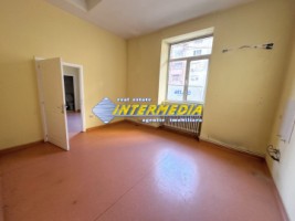 spatiu-comercial-de-inchiriat-cu-vad-in-cetate-suprafata-de-370-mp-ideal-birouri-clinica-31