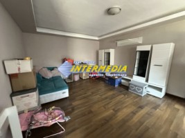 proprietate-cu-2-case-in-curte-cu-teren-700-mp-imprejmuita-cetate-central-curte-pavata-strada-asfaltata-si-toate-utilitatiile-2