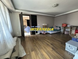 proprietate-cu-2-case-in-curte-cu-teren-700-mp-imprejmuita-cetate-central-curte-pavata-strada-asfaltata-si-toate-utilitatiile-3