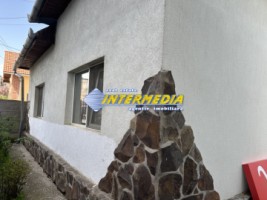 proprietate-cu-2-case-in-curte-cu-teren-700-mp-imprejmuita-cetate-central-curte-pavata-strada-asfaltata-si-toate-utilitatiile-24