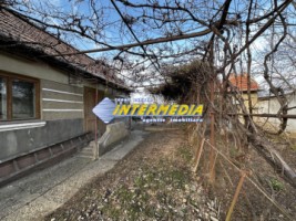 1242-mp-teren-intravilan-imprejmuit-la-asfalt-cu-toate-utilitatile-si-bransamente-si-constructie-cu-anexa-veche-7