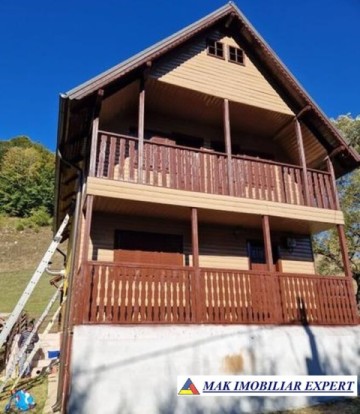 de-vanzare-cabana-de-lemn-la-munte-5-camere-teren-400-mp-in-ciocanu-dambovicioara-arges