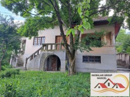 vanzare-vila-interbelica-deosebita-cu-caracter-istoric-in-campulung-muscel-construita-in-1938-de-arhitectul-prager-cu-teren-1450mp-pret-250000-euro-negociabil