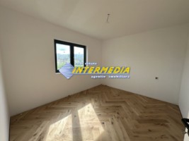 casa-noua-p1-cu-550-mp-teren-3-bai-4-dormitoare-garaj-finisata-interior-si-mobila-bucatarie-in-ighiu-30