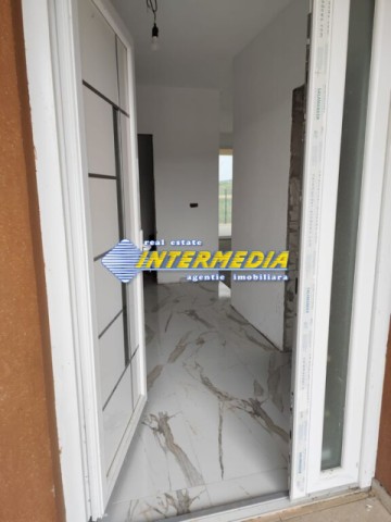 casa-noua-pe-un-nivel-cu-4-camere-cu-terasa-si-toate-utilitatile-11
