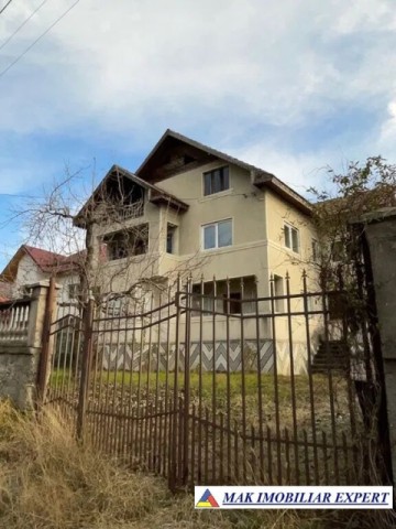 vand-vila-8-camere-cu-teren-1755-mp-in-cetateni-arges